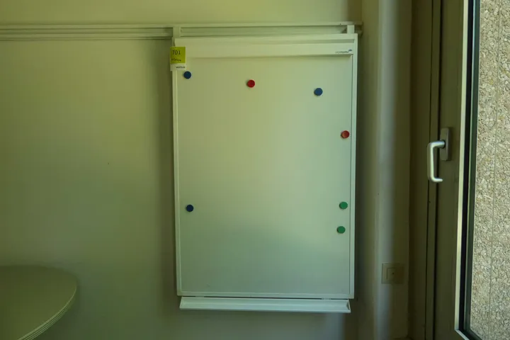 Whiteboard mit Schiene